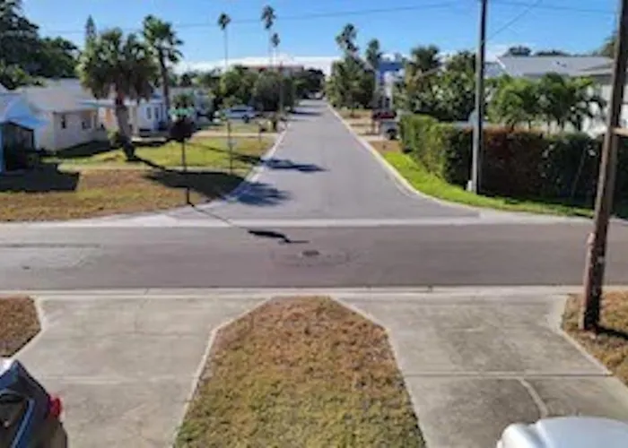 Spacious House Unit,beautifully Furnished 2 Bed 2bath./2min.walk To Clearwater Beach
