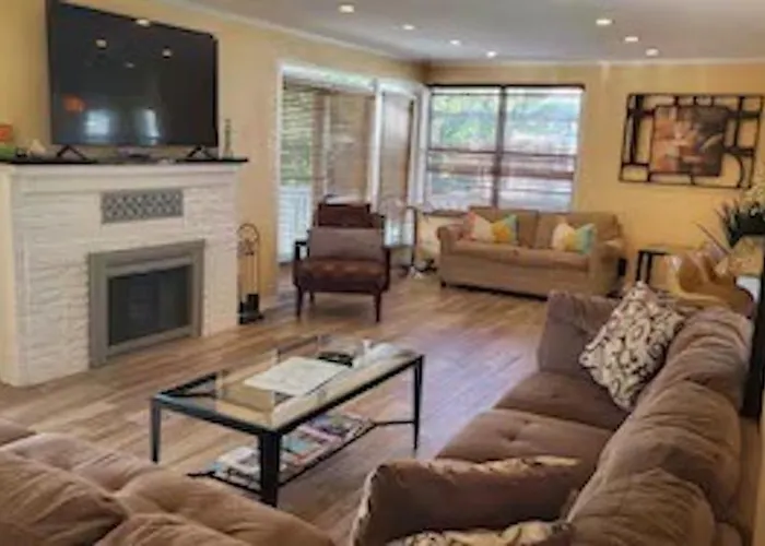 Spacious House Unit,beautifully Furnished 2 Bed 2bath./2min.walk To *