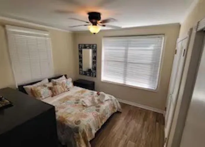 Ferienhaus Spacious House Unit,beautifully Furnished 2 Bed 2bath./2min.walk To *