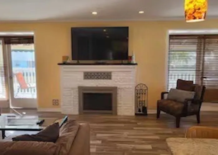 Spacious House Unit,beautifully Furnished 2 Bed 2bath./2min.walk To *
