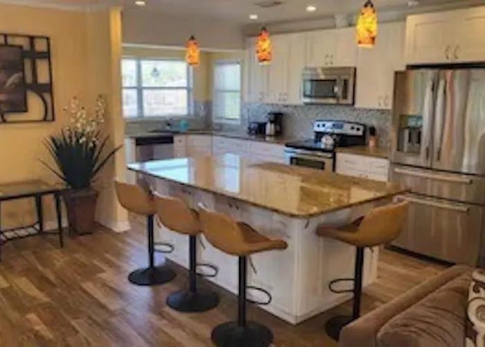Spacious House Unit,beautifully Furnished 2 Bed 2bath./2min.walk To *
